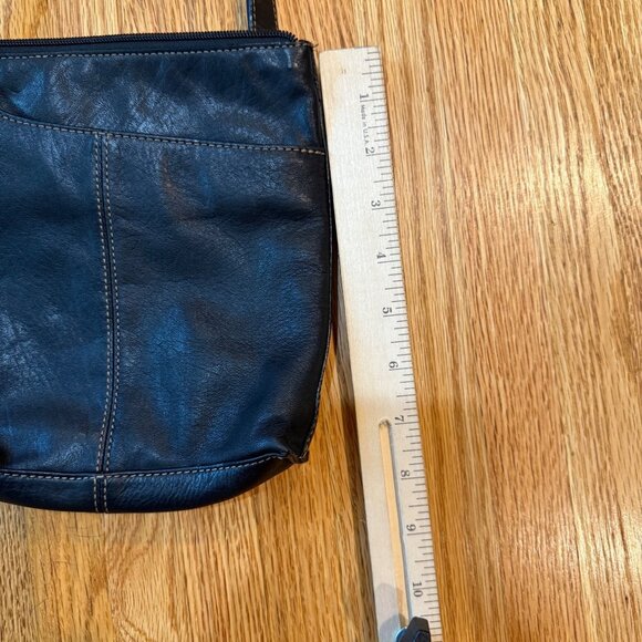 Fossil Black Crossbody Bag Adjustable Strap And Zip Closure - Picture 4 of 10